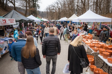 Črna nedelja na Ravnah znova združila tradicijo, kulinariko in živahno dogajanje (7)
